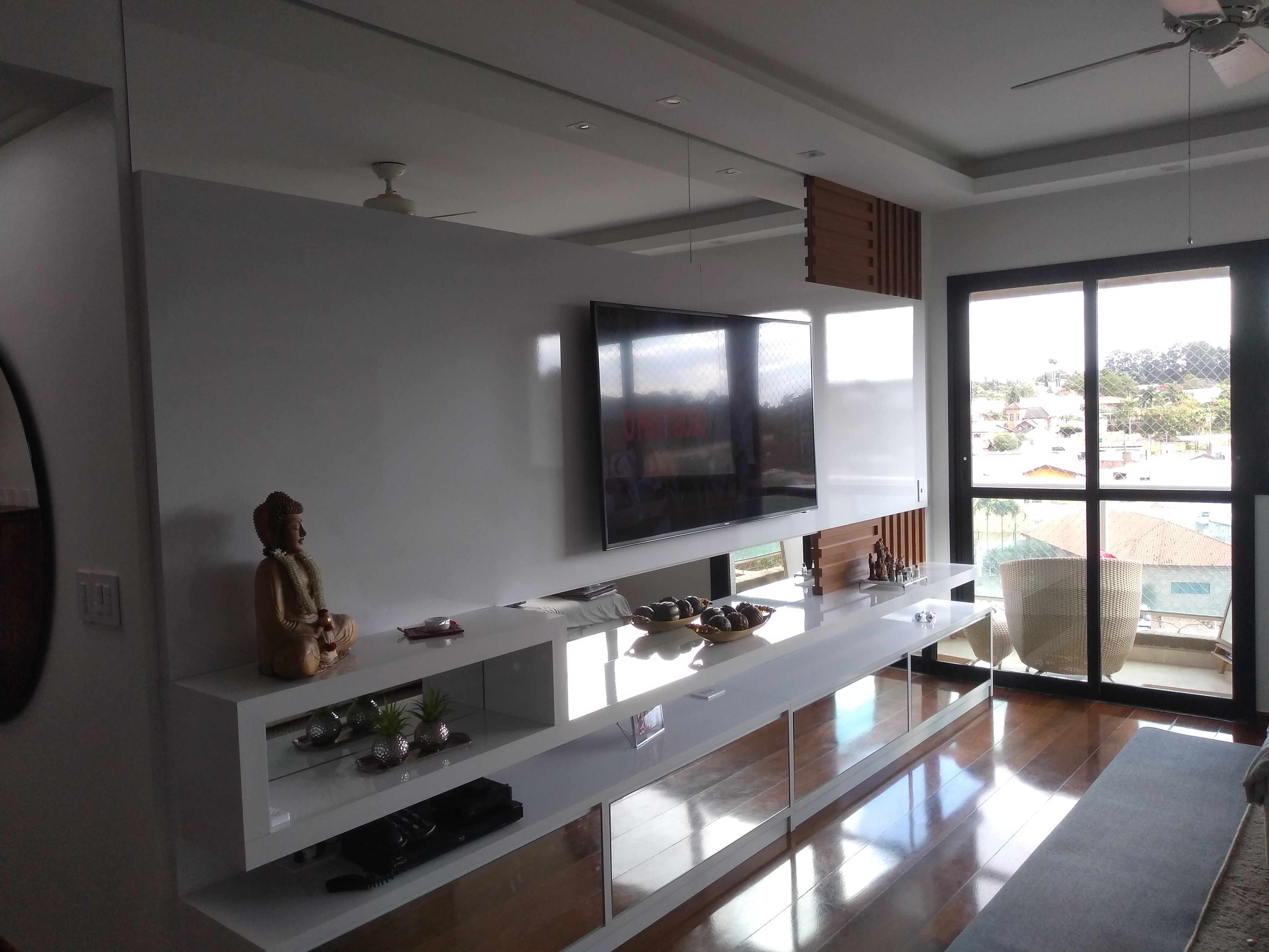 Sala de estar com móveis planejados